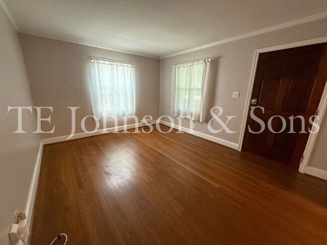 Building Photo - Charming 3-Bedroom Home with Screened Porc...