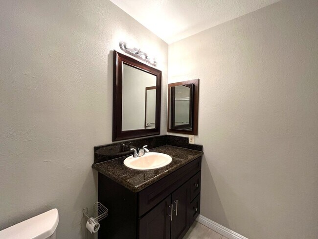 Building Photo - 4 bed, 3 bath located in Anaheim!