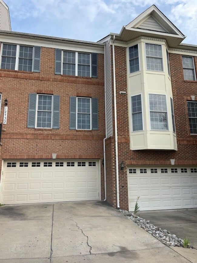 Building Photo - SPACIOUS TH IN CLARKSBURG