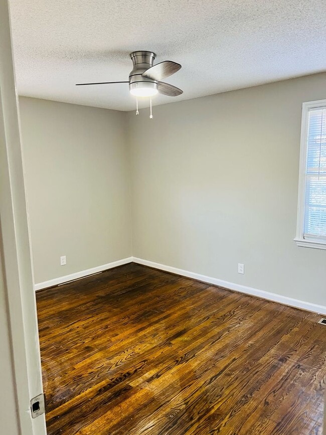 Building Photo - 3 bed, 2 bath ranch home