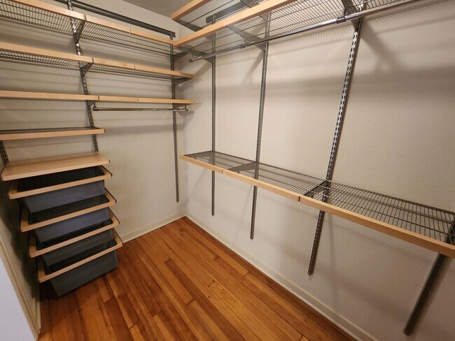 Building Photo - Queen's Court | A/C + Den | Renovated Kitc...