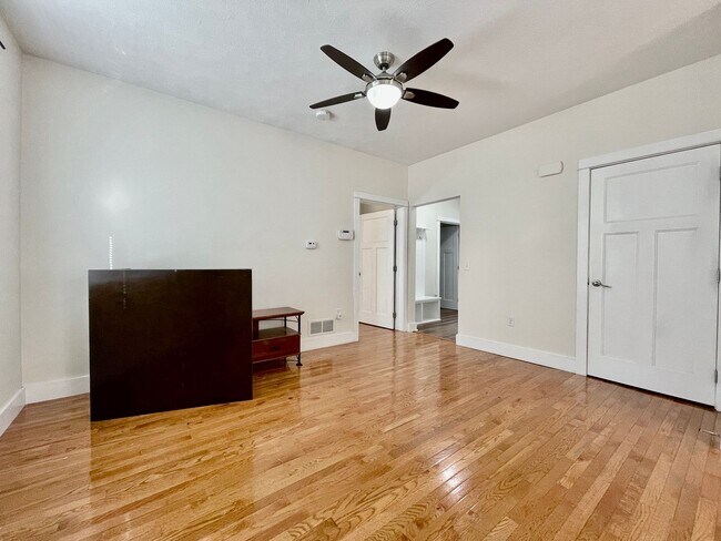 Building Photo - Four Bedroom Home in Eastown