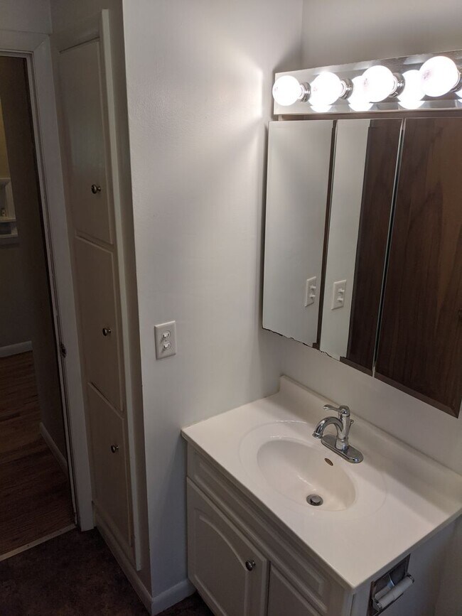 Building Photo - 1807 Lynwood Dr