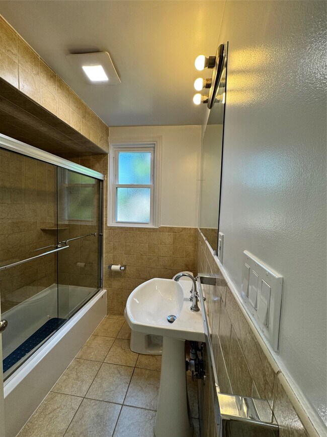 Building Photo - 1503 Rose Ln