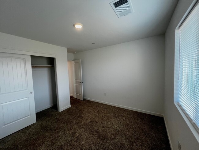 Building Photo - 812 Beaconsfield Ct