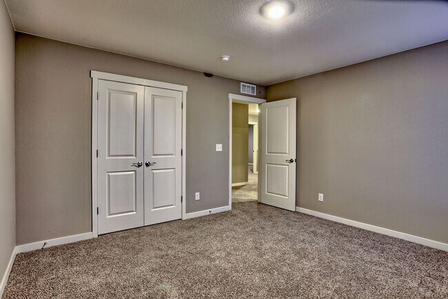 Building Photo - 4 Bedroom home in Windsor