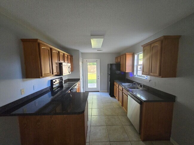Building Photo - 707B Woodlawn Ave