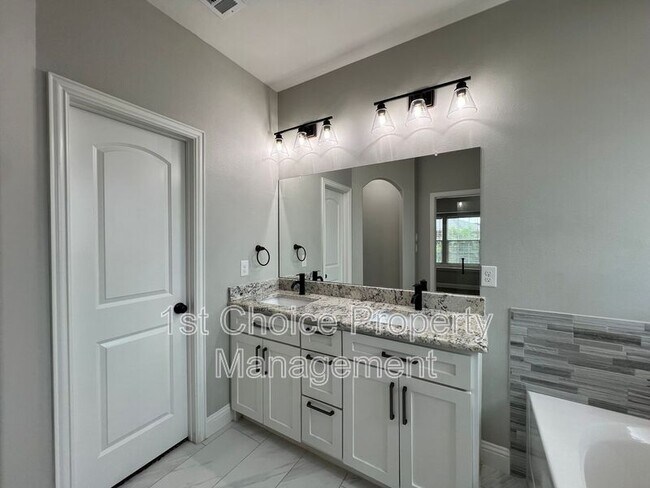 Building Photo - 5413 Harrys Pl