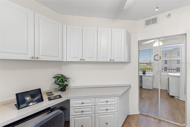 Building Photo - 6475 Shoreline Dr