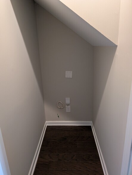 Building Photo - 204 Netherlands Blvd