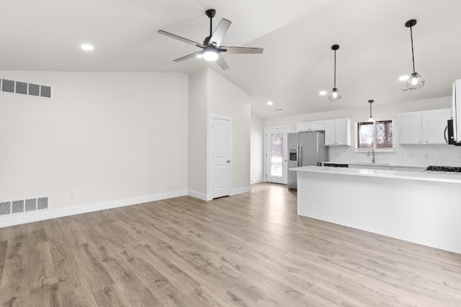 Building Photo - 818 Burr St