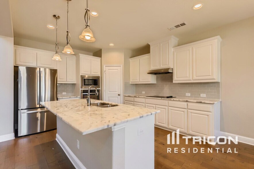 Building Photo - 319 S Hill Dr