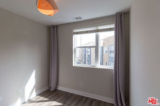 Building Photo - 2753 Waverly Dr