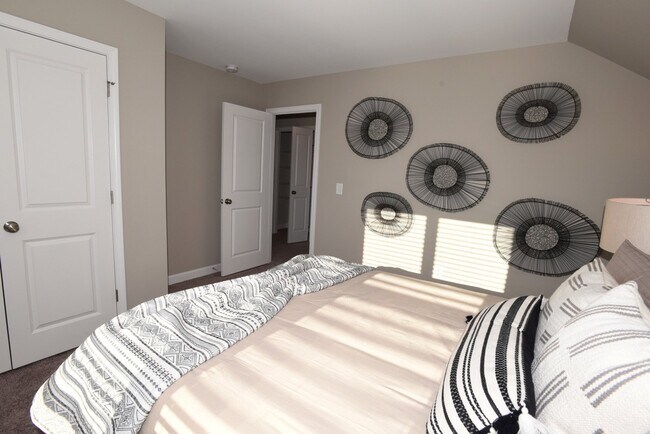 Building Photo - FURNISHED: Previous Model Home, For Rent 3 bedrooms/2.5 baths/2nd Floor Family Room w/kitchenette...