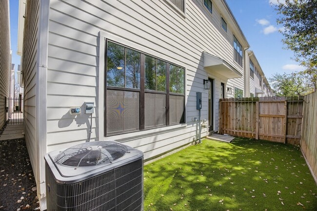 Building Photo - 6425 Highland Pine Ln