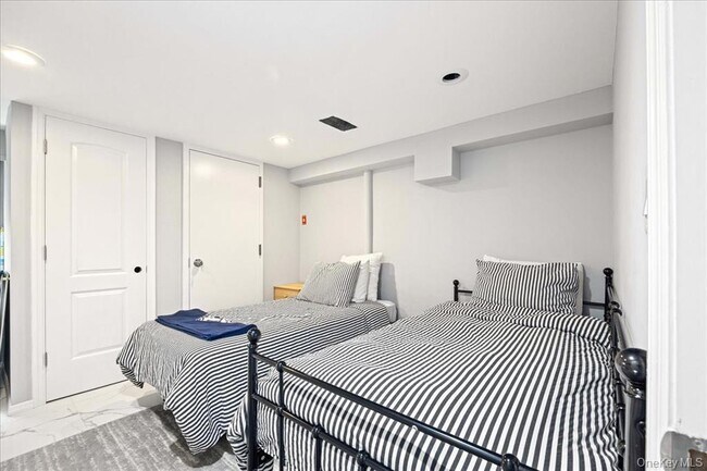 Building Photo - 1127 Fordham Ln