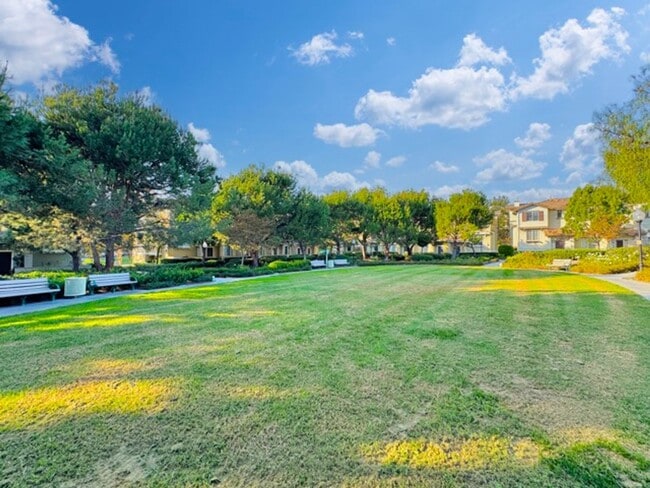 Building Photo - Beautiful 3 Bd/2Ba Spacious Home in Fullerton w/AC and Ample Community Amenities!