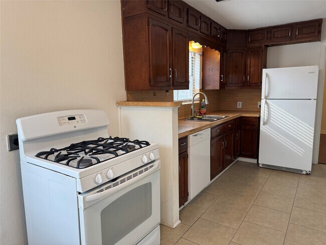 Building Photo - 4013 Newshire Dr