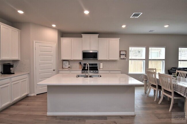 Building Photo - 10012 Deussen Ln