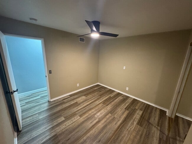 Building Photo - Spacious 3 Bedroom Home