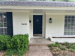 Building Photo - Spacious 3 bed/2 bath rental - Available early June!