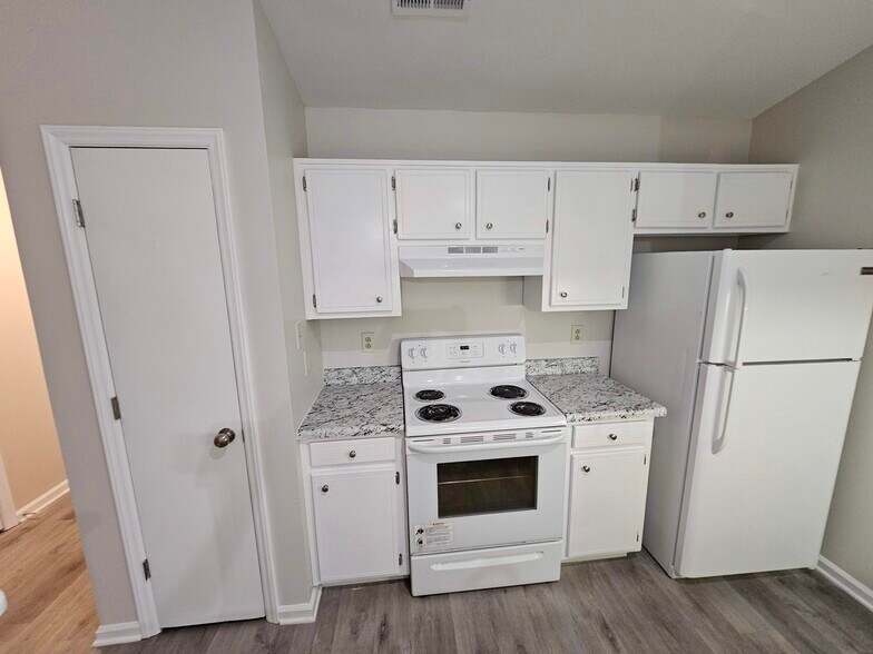 Building Photo - 102 Village Ct