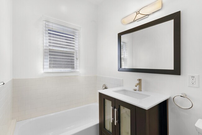 Building Photo - 1240 S La Jolla Ave