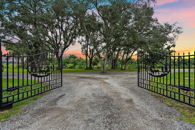 Building Photo - 12955 SW Kanner Hwy