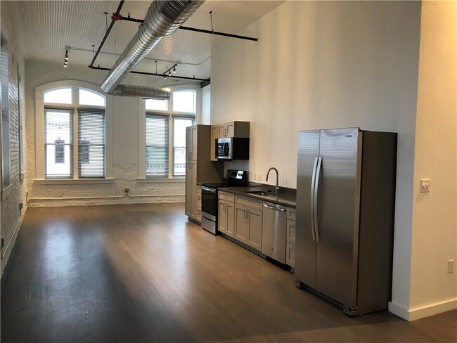 Building Photo - 102 E 2nd St