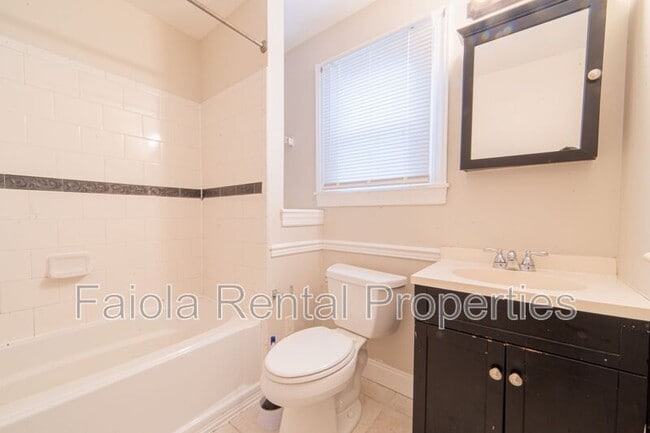 Building Photo - 319 Maurice St