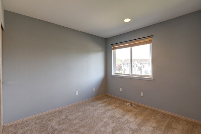 Building Photo - Immaculate, Sunny and Bright 4 Bedroom/2.5...