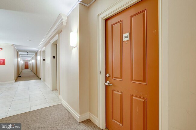 Building Photo - 2220 Fairfax Dr