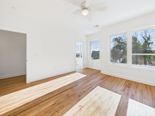 Building Photo - 907 Bainbridge St