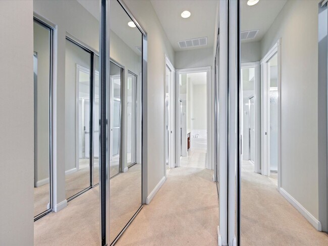 Building Photo - 4-bd,3-bth in The Isles-One Of Palmer Ranch’s Most Sought After Community