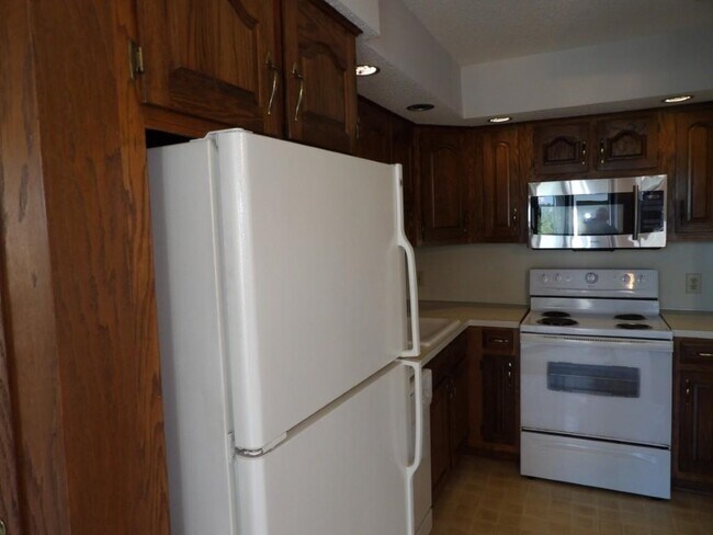 Building Photo - 4230 Pinehurst Cir