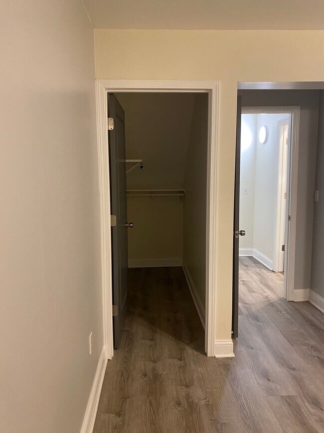 Building Photo - 3 Bedroom 2 Bath Close to the U of M Avail...
