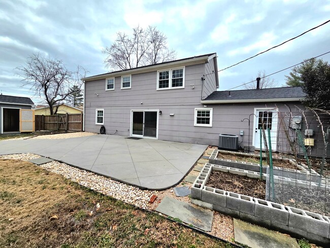 Building Photo - Stunning 3 BR/2.5 Single-Family Home in Bo...