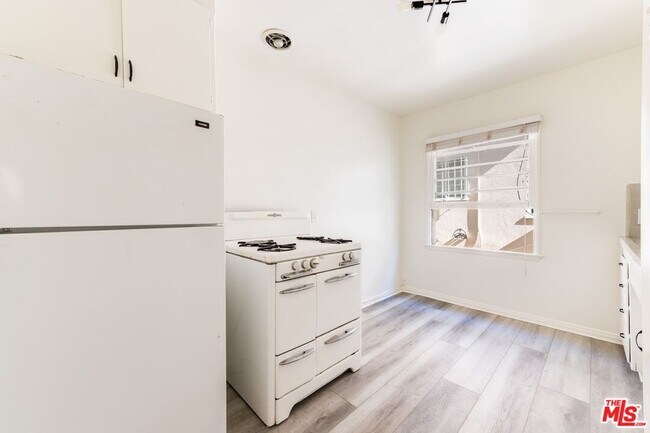 Building Photo - 1706 N Stanley Ave