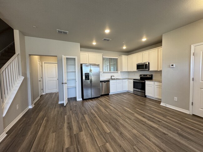 Building Photo - 7611 Stonehollow