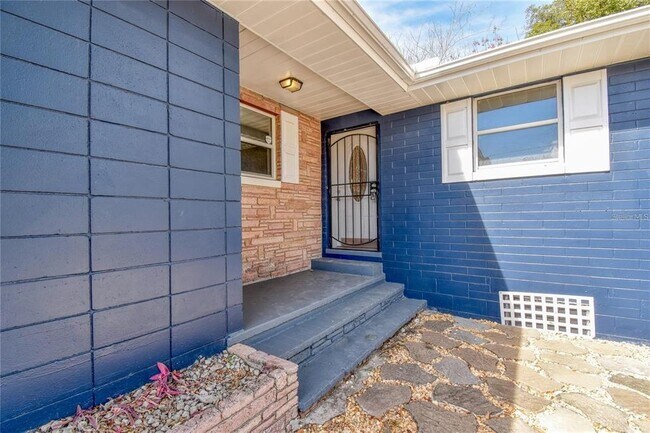 Building Photo - 1828 SE Lake Weir Ave