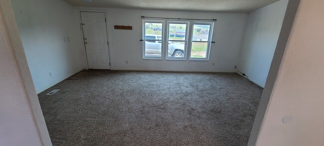 Building Photo - 333 Longbow Dr E