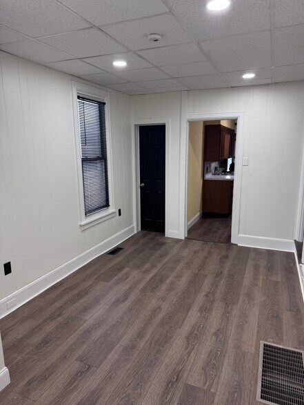 Building Photo - 110 E Locust St