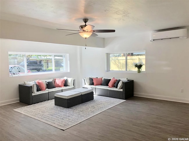 Building Photo - Modern Comfort Meets Classic Charm – Spaci...