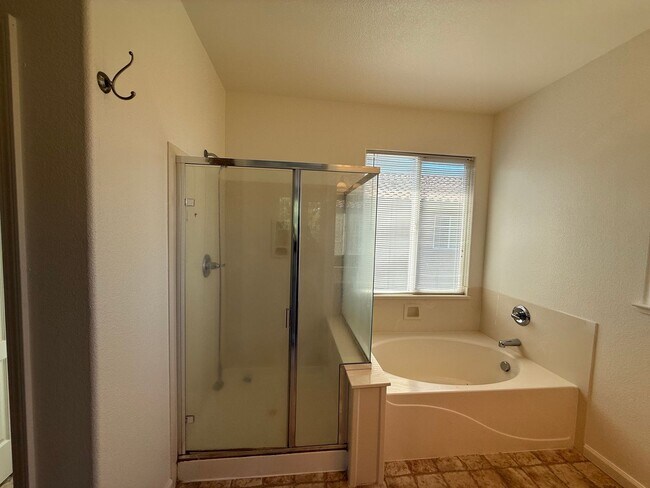 Building Photo - 2-story 4bed 2.5bath home available in Nor...