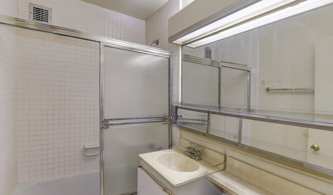 Building Photo - Spacious & Bright Studio at River Place East