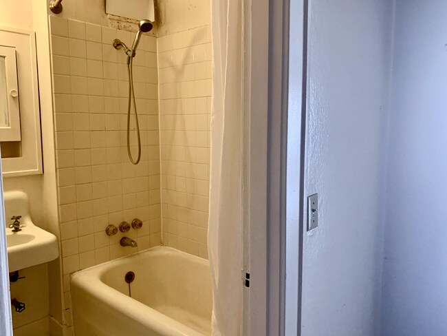 Shower - 2541 15th Ave S
