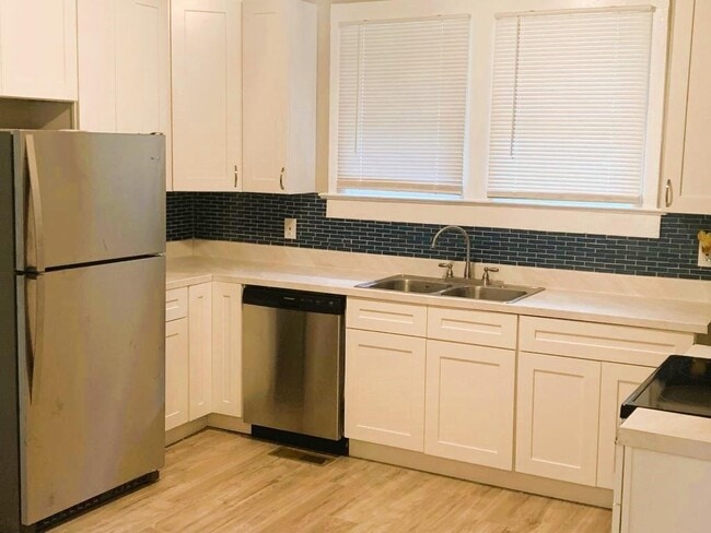 Building Photo - 689 Grenada Terrace