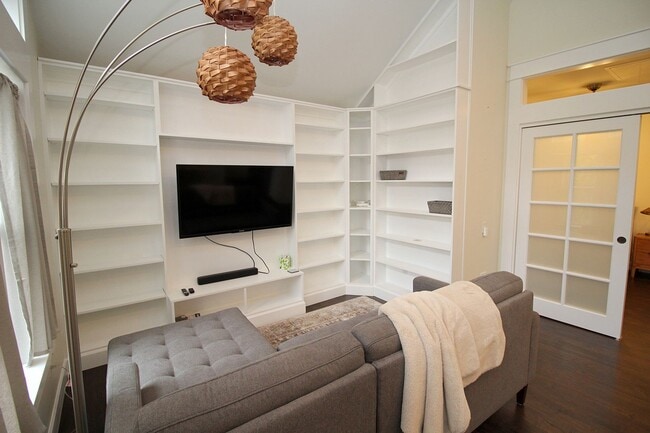 Building Photo - FULLY FURNISHED Spacious ADU Located in the heart of Portland's Historic Laurelhurst Neighborhood!