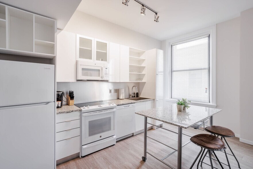 Building Photo - 1 W 4th St