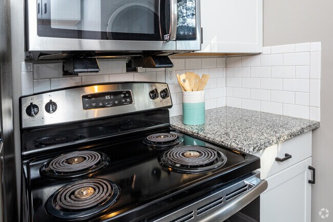 2BR, 1BA - 880 SF - Kitchen - Avenue Willow